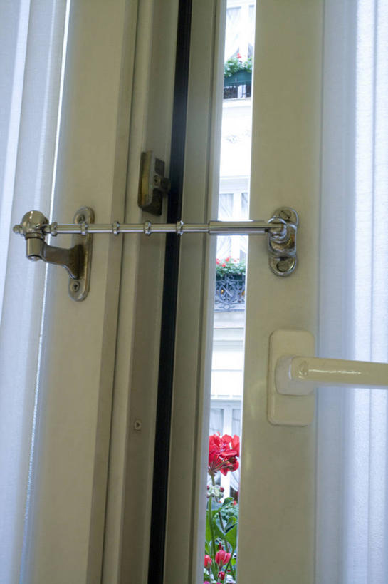 无人,竖图,室内,特写,白天,正面,安全,门,静物,缝隙,防护,锁,门框,保护,保险,私密,保全,周全,安稳,安定,防盗,平安,彩图