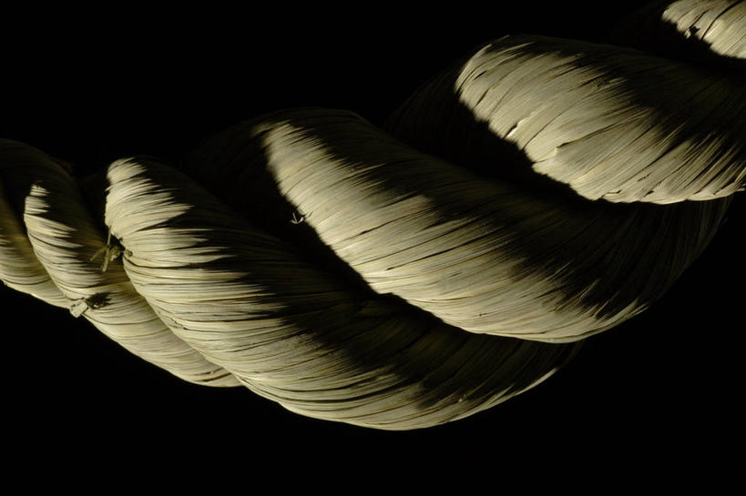 无人,横图,室内,特写,白天,正面,静物,阴影,黑色背景,节日,反射,影子,文化,传统,草绳,绳子,祈祷,健康,许愿,摄影,信仰,影棚,纪念,绳索,祈求,注连绳,稻草绳,平安,彩图,影棚拍摄,拍摄