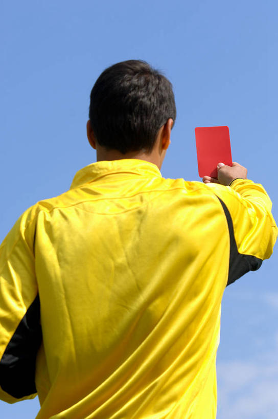 东方人,一个人,站,举,竖图,室外,白天,仰视,运动服,锻炼,旅游,度假,运动,亚洲,仅一个男性,仅一个人,裁判,握,阴影,服装,光线,影子,云,云朵,警告,拿,云彩,拿着,黄种人,娱乐,仅一个年轻男性,衣服,黄色,蓝色,白云,蓝天,天空,阳光,天,托,站着,享受,休闲,放松,警示,握着,服饰,晴朗,禁止,提醒,衣着,穿着,提示,限制,室外运动,惩罚,户外运动,违规,处罚,犯规,红牌,衣饰,裁判员,评判员,危险,男人,男性,年轻男性,亚洲人,晴空,举起,举手,举着,向上举,向上伸,向上托,站立,半身,彩图,低角度拍摄,健身,领导者,组织者,运动装