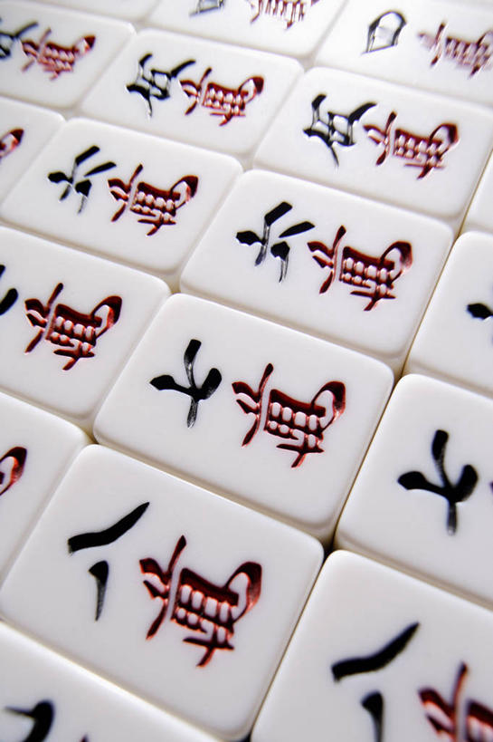 无人,竖图,室内,特写,白天,正面,游戏,赌博,贪欲,竞争,静物,玩具,一排,许多,阴影,整齐,并列,并排,反射,影子,很多,玩,娱乐,刺激,排列,麻将,休闲,摄影,影棚,活动,队列,发泄,消遣,智力,赌具,平行,投机,侥幸,欲望,宣泄,玩耍,嬉戏,彩图,影棚拍摄,拍摄,万,万冠,万贯,万子,万子牌,万字,胜负,输赢