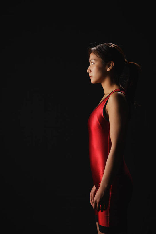 东方人,一个人,运动员,站,竖图,室内,白天,侧面,运动服,亚洲,仅一个年轻女性,仅一个女性,仅一个人,阴影,黑色背景,服装,裤子,反射,影子,注视,黄种人,运动裤,衣服,红色,观察,看,站着,摄影,服饰,影棚,观看,察看,衣着,穿着,关注,衣饰,年轻女性,女人,女性,亚洲人,体育运动员,运动选手,站立,半身,彩图,影棚拍摄,拍摄,摔跤手,摔跤运动员,运动装