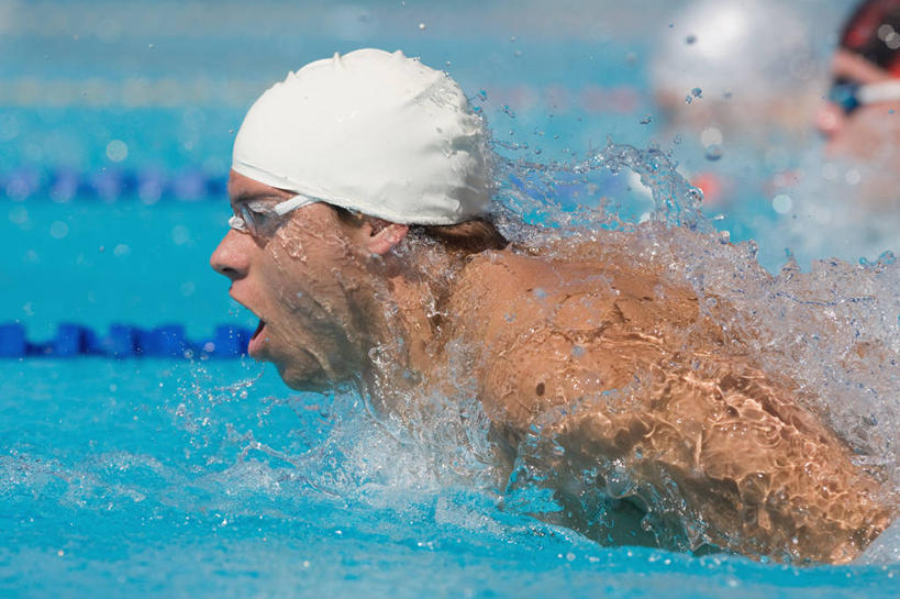 蝶泳,游泳,西方人,三个人,运动员,体育馆,游泳池,横图,室外,白天,侧面,锻炼,快乐,比赛,运动,竞争,水,帽子,欧洲,欧洲人,阴影,飞溅,泳帽,朦胧,模糊,溅,光线,眼镜,液体,影子,泳镜,水池,水滴,水面,分界线,注视,娱乐,泳池,裸露,水珠,阳光,游泳眼镜,观察,看,张嘴,休闲,观看,察看,游泳馆,体育运动,关注,喷洒,游泳帽,裸,游泳运动员,泳道线,分道线,张大嘴巴,三顶,泅水,三副,拍浮,泳池分割线,体育,男人,男性,年轻男性,白种人,张开嘴,体育运动员,运动选手,半身,彩图,健身