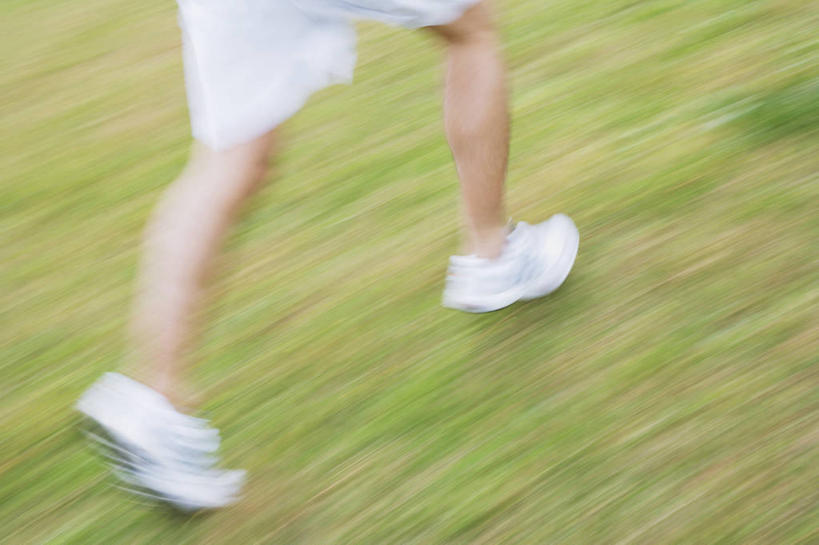 西方人,一个人,横图,俯视,室外,特写,白天,锻炼,旅游,度假,运动,草地,草坪,植物,欧洲,欧洲人,仅一个年轻女性,仅一个女性,仅一个人,奔驰,阴影,裤子,朦胧,模糊,光线,影子,娱乐,运动裤,草,绿色,白色,阳光,奔跑,享受,休闲,放松,室外运动,户外运动,年轻女性,女人,女性,白种人,半身,彩图,高角度拍摄,健身