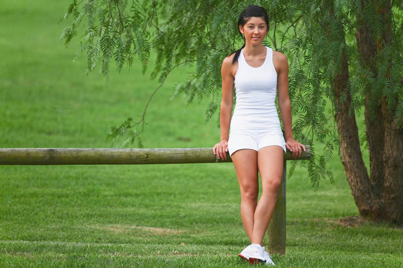 西方人,一个人,栏杆,坐,笑,微笑,横图,室外,白天,正面,草地,草坪,树林,植物,欧洲,欧洲人,仅一个年轻女性,仅一个女性,仅一个人,阴影,服装,裤子,光线,背心,影子,围栏,注视,运动裤,护栏,草,树,树木,衣服,绿色,白色,阳光,自然,观察,看,搭,服饰,生长,成长,观看,察看,衣着,穿着,搭着,关注,衣饰,年轻女性,女人,女性,白种人,坐着,彩图,全身