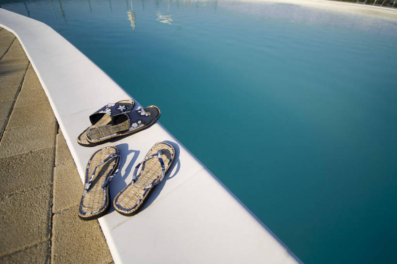 无人,游泳池,横图,俯视,室外,白天,凉鞋,水,鞋子,阴影,光线,影子,水池,水面,两双,泳池,阳光,彩图,高角度拍摄,夹趾拖鞋,人字拖,人字拖鞋