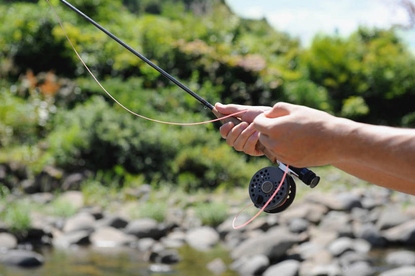 东方人,一个人,横图,室外,白天,侧面,锻炼,旅游,度假,运动,河流,石头,树林,水,植物,钓鱼竿,亚洲,仅一个男性,仅一个人,握,阴影,光线,石子,影子,河水,水流,拿,拿着,黄种人,娱乐,树,树木,食物,仅一个年轻男性,绿色,阳光,自然,享受,休闲,放松,诱惑,握着,生长,成长,引导,渔具,勾引,室外运动,鱼饵,户外运动,引诱,诱导,男人,男性,年轻男性,亚洲人,钓竿,鱼竿,石块,岩石,半身,彩图,钓鱼,健身