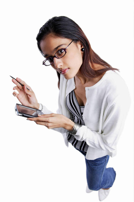 一个人,站,竖图,俯视,室内,白天,白色背景,商务,科技,亚洲,仅一个年轻女性,仅一个女性,仅一个人,一副,握,阴影,服装,裤子,反射,科学,眼镜,影子,拿,拿着,注视,牛仔裤,休闲装,衣服,观察,记录,看,站着,休闲,休闲服,便捷,联络,握着,通信,摄影,服饰,影棚,观看,掌上电脑,察看,科学技术,关注,液晶,近视眼镜,PDA掌上电脑,个人数字助理,轻巧,年轻女性,女人,女性,亚洲人,印度人,抬头,仰头,站立,彩图,高角度拍摄,全身,影棚拍摄,办公,拍摄