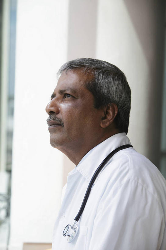 一个人,医生,医院,站,竖图,室内,白天,侧面,工作服,制服,亚洲,仅一个男性,仅一个人,仅一个中年男性,阴影,服装,反射,影子,注视,衣服,白色,听诊器,观察,看,站着,医护人员,医疗人员,服饰,观看,察看,医疗设备,衣着,白大褂,穿着,关注,医疗器械,医疗工具,医疗机构,工作制服,衣饰,检测工具,男人,男性,中年男性,亚洲人,印度人,大夫,站立,半身,彩图,工作套服,病院,诊所