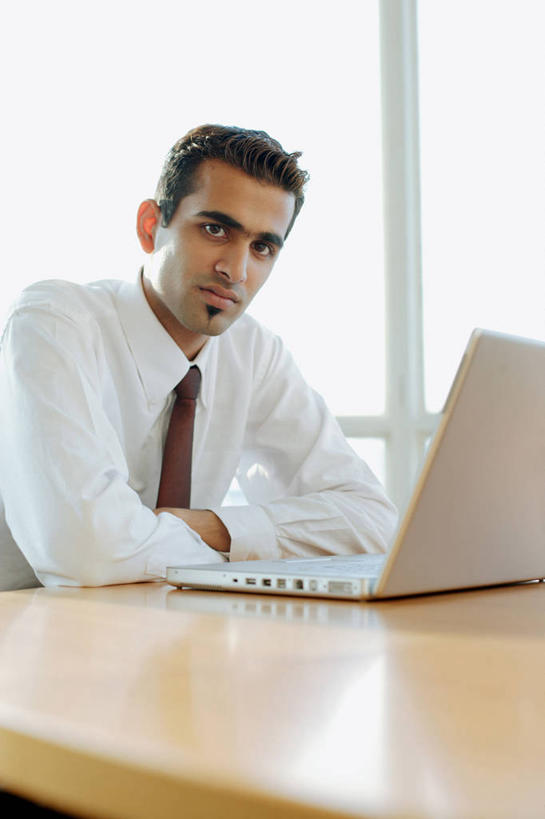 一个人,商务人士,商务男性,办公室,坐,竖图,室内,白天,正面,衬衫,电脑,笔记本电脑,窗户,家具,桌子,亚洲,仅一个男性,仅一个人,阴影,套装,反射,网络,影子,办公桌,领带,注视,通讯设备,玻璃窗,仅一个年轻男性,观察,看,观看,一台,察看,无线,象征,庄重,关注,通信设备,商务装,身份,无线网络,无线上网,便携式电脑,工薪阶层,办公家具,正式,地位,手提电脑,男人,男性,年轻男性,亚洲人,印度人,白领,上班族,坐着,半身,彩图,衬衣