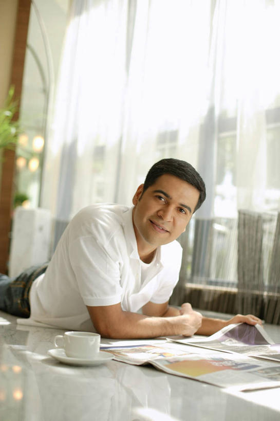 咖啡,一个人,笑,微笑,竖图,室内,白天,正面,阅读,幸福,窗户,落地窗,杂志,杯子,餐具,亚洲,仅一个男性,仅一个人,握,学习,阴影,服装,反射,瓷器,碟子,盘,影子,咖啡杯,陶瓷制品,拿,拿着,注视,休闲装,娱乐,玻璃窗,饮料,仅一个年轻男性,衣服,白色,盘子,碟,观察,看,趴着,享受,休闲,温馨,休闲服,放松,乐趣,读书,浏览,握着,服饰,观看,察看,提神,舒适,关注,瓷杯,醒脑,软饮料,男人,男性,年轻男性,亚洲人,印度人,趴,半身,彩图