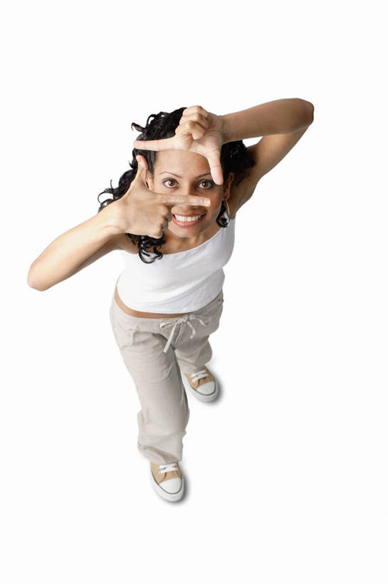 一个人,站,举,笑,微笑,露齿笑,竖图,俯视,室内,白天,白色背景,亚洲,仅一个年轻女性,仅一个女性,仅一个人,服装,注视,休闲装,拍照,衣服,观察,看,手势,托,站着,休闲,休闲服,摄影,服饰,影棚,观看,察看,食指,关注,年轻女性,女人,女性,亚洲人,印度人,大拇指,举起,举手,举着,向上举,向上伸,向上托,站立,彩图,高角度拍摄,全身,影棚拍摄,拍摄,照相