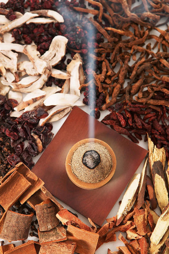 无人,竖图,俯视,室内,特写,白天,植物,雾,一堆,许多,堆叠,堆积,沸腾,蒸汽,黄草,草药,药草,水蒸气,很多,中药,堆,艾草,药材,中草药,中药材,本草,蒸发,艾蒿,艾绒,遏草,灸草,香艾,医草,彩图,高角度拍摄