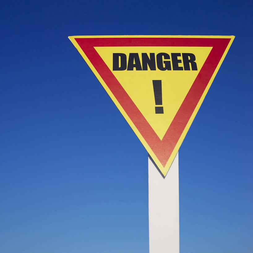 无人,竖图,室外,特写,白天,仰视,静物,阴影,光线,英文,标志,文字,影子,字符,字母,警告,标识,蓝色,蓝天,天空,阳光,天,警示,晴朗,英文字母,禁止,提醒,感叹号,提示,限制,万里无云,危险,晴空,晴空万里,彩图,低角度拍摄