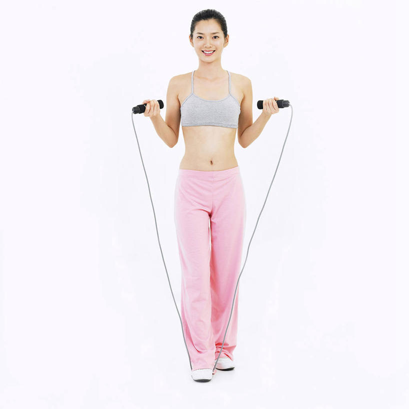 东方人,一个人,站,笑,微笑,露齿笑,竖图,室内,白天,白色背景,正面,锻炼,运动,吊带,亚洲,仅一个年轻女性,仅一个女性,仅一个人,握,服装,拿,拿着,注视,吊带衫,黄种人,娱乐,运动器械,衣服,粉色,灰色,绳子,观察,看,站着,享受,休闲,健身器械,放松,握着,摄影,服饰,影棚,观看,察看,衣着,穿着,关注,健身器材,室内运动,衣饰,露脐装,年轻女性,女人,女性,亚洲人,站立,彩图,全身,影棚拍摄,健身,拍摄,短绳,运动器材