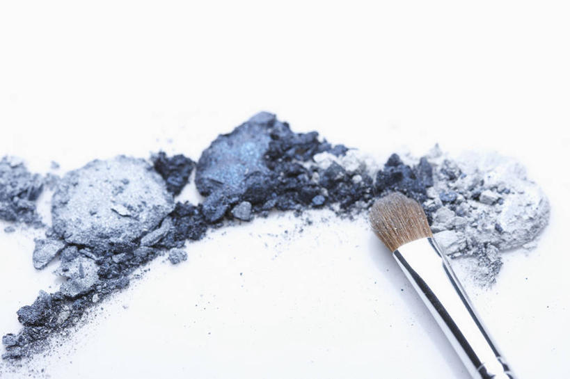 无人,横图,俯视,室内,特写,白天,白色背景,静物,一把,粉饼,粉末,化妆品,化妆刷,刷子,粉,摄影,影棚,腮红刷,修饰,美容工具,护肤品,化妆用品,护肤用品,遮盖,彩妆刷,化妆工具,吸脂,粉状,粉剂,胭脂刷,彩图,高角度拍摄,影棚拍摄,拍摄,防晒