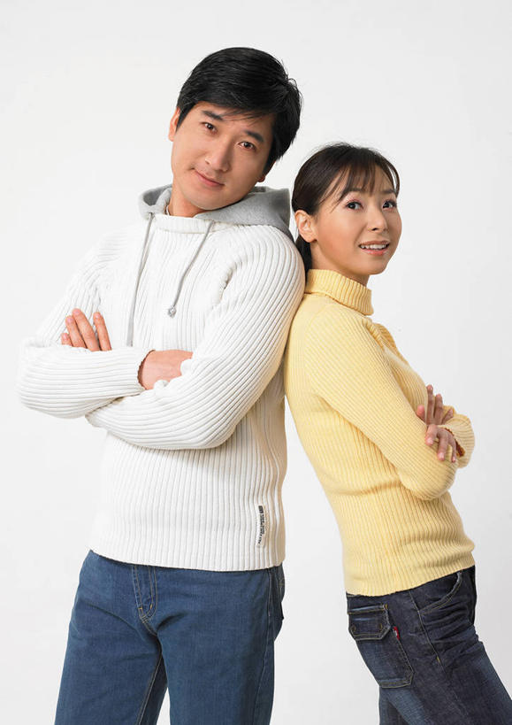 东方人,两个人,家庭,夫妻,站,笑,双手交叉,微笑,露齿笑,竖图,室内,白天,白色背景,正面,爱情,安全,亚洲,服装,裤子,浪漫,扭头,依靠,注视,牛仔裤,休闲装,黄种人,衣服,观察,看,倚靠,站着,转头,背靠背,休闲,温暖,温馨,一家人,休闲服,恩爱,背对背,恋人,摄影,服饰,影棚,观看,和睦,察看,双手抱胸,关注,卫衣,信任,男人,男性,年轻男性,年轻女性,女人,女性,亚洲人,年轻人,夫妇,情侣,站立,半身,彩图,影棚拍摄,拍摄,伴侣,融洽