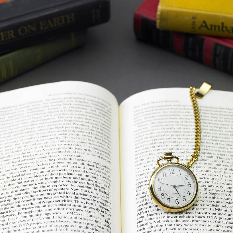 无人,竖图,俯视,室内,特写,白天,复古,桌子,静物,书籍,阴影,时间,反射,标志,时钟,数字,文字,影子,字符,五本,计时,标识,书桌,怀表,一个,课桌,书本,钟表,打开,翻开,表,阿拉伯数字,单个,挂表,掀开,书,图书,钟,彩图,高角度拍摄