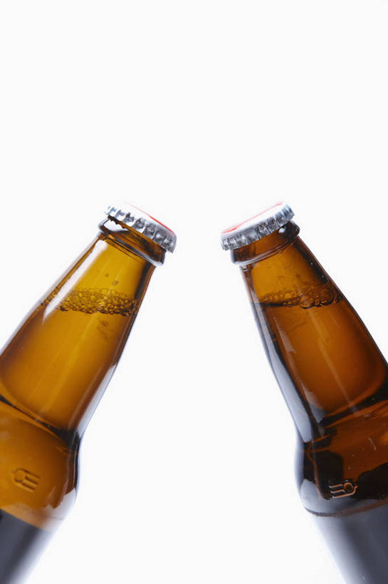 啤酒,无人,竖图,室内,特写,白天,白色背景,正面,酒类,玻璃制品,酒,酒瓶,饮料,两个,玻璃瓶,瓶子,啤酒瓶,摄影,影棚,彩图,影棚拍摄,拍摄