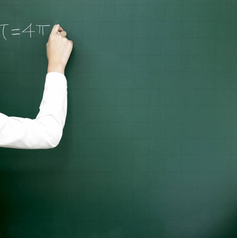 东方人,手,一个人,学生,竖图,室内,特写,白天,亚洲,仅一个年轻女性,仅一个女性,仅一个人,握,阴影,服装,反射,符号,影子,黄种人,背面,衣服,黑板,手部,教学,握着,服饰,单手,衣着,穿着,数学,公式,数学公式,衣饰,耐磨,教学黑板,年轻女性,女人,女性,亚洲人,半身,彩图