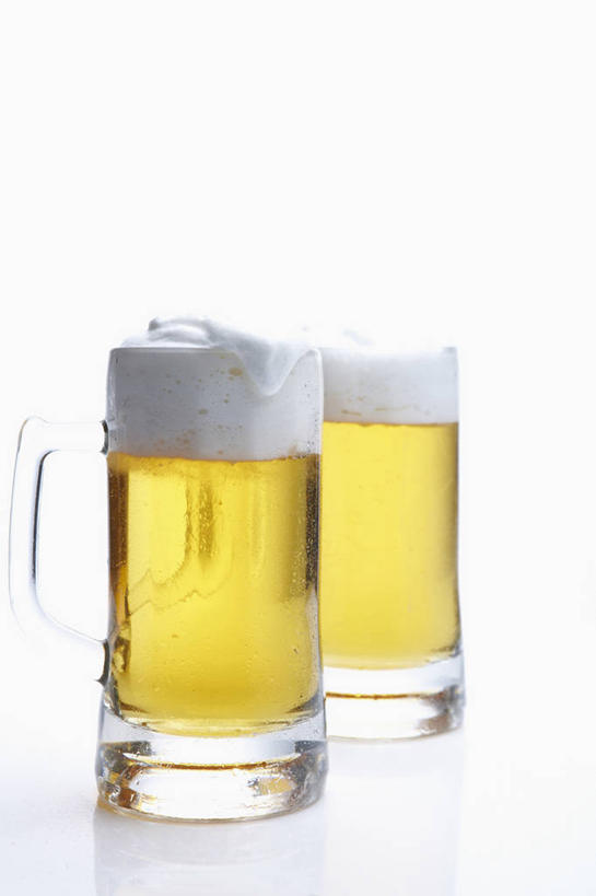 无人,竖图,室内,特写,白天,白色背景,正面,阴影,反射,影子,玻璃制品,酒瓶,两个,玻璃瓶,瓶子,啤酒瓶,摄影,影棚,彩图,影棚拍摄,拍摄