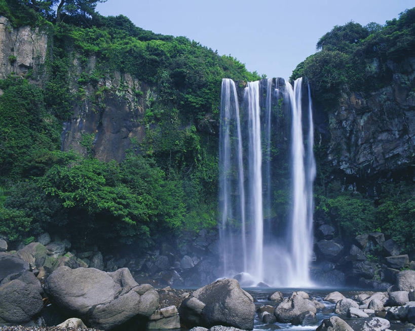 无人,横图,室外,白天,正面,旅游,度假,石头,美景,瀑布,树林,水,峡谷,植物,济州岛,韩国,亚洲,阴影,飞溅,溅,光线,石子,液体,影子,景观,水滴,山谷,娱乐,水珠,树,树木,蓝色,绿色,蓝天,天空,阳光,自然,天,享受,休闲,景色,放松,生长,晴朗,成长,岩层,喷洒,自然风光,东亚,万里无云,大韩民国,济州,济州道,济州特别自治道,特别自治道,跌水,石块,岩石,晴空,晴空万里,彩图