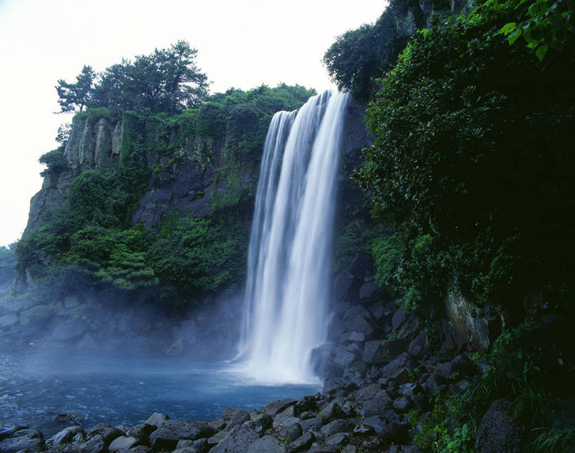 无人,横图,室外,白天,正面,旅游,度假,河流,石头,美景,瀑布,森林,山,山脉,树林,水,植物,济州岛,韩国,亚洲,飞溅,溅,石子,液体,河水,景观,山峰,水滴,水流,山峦,娱乐,水珠,树,树木,绿色,小溪,自然,群山,溪水,享受,休闲,景色,放松,生长,成长,喷洒,自然风光,东亚,沉积岩,大韩民国,济州,济州道,济州特别自治道,特别自治道,水成岩,跌水,石块,岩石,彩图