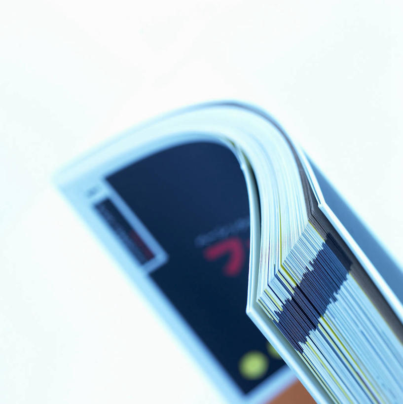 无人,竖图,俯视,室内,特写,白天,白色背景,阅读,静物,杂志,一本,学习,曲折,弯曲,看,读书,浏览,摄影,蜿蜒,影棚,彩图,高角度拍摄,影棚拍摄,拍摄