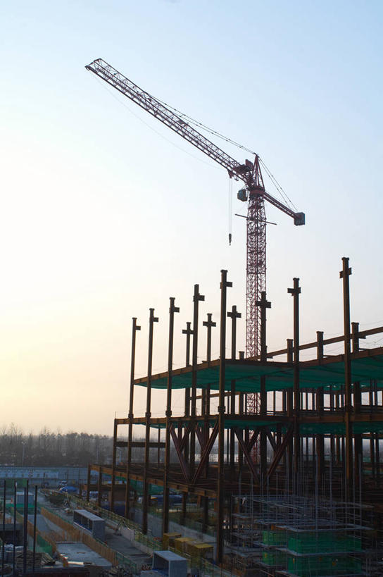 无人,竖图,室外,白天,正面,技术,建筑,阴影,光线,影子,支架,设备,架子,脚手架,施工,蓝色,蓝天,天空,阳光,建筑工地,天,机械,起重机,晴朗,支撑,固定,工程,万里无云,地盘,建筑地盘,施工地盘,晴空,晴空万里,彩图,工地,稳固