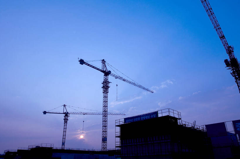 无人,横图,室外,白天,仰视,技术,日落,建筑,支架,晚霞,霞光,落日,背光,设备,架子,脚手架,施工,黄昏,建筑工地,机械,起重机,彩霞,支撑,固定,工程,逆光,地盘,建筑地盘,施工地盘,夕照,薄暮,夕阳,彩图,低角度拍摄,傍晚,工地,斜阳,稳固