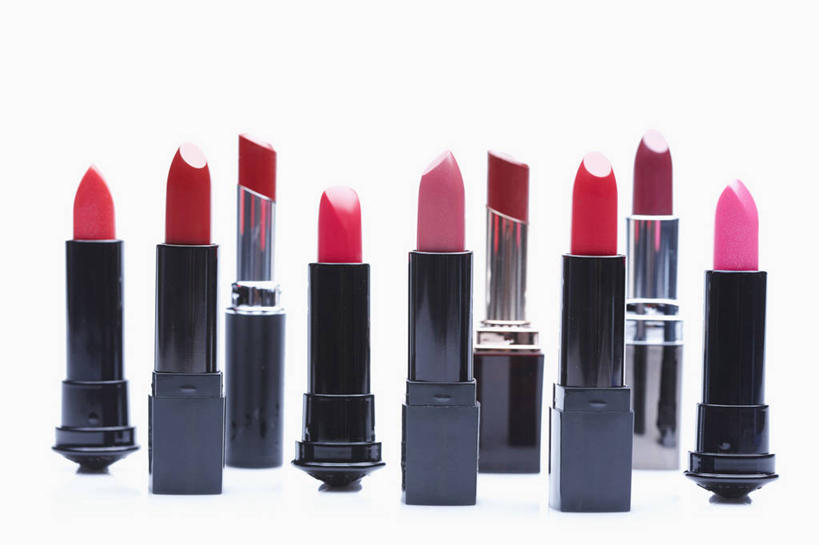 无人,横图,室内,特写,白天,白色背景,正面,静物,一排,许多,整齐,很多,排列,红色,唇膏,化妆品,口红,摄影,影棚,化妆用品,队列,唇棒,彩图,影棚拍摄,拍摄