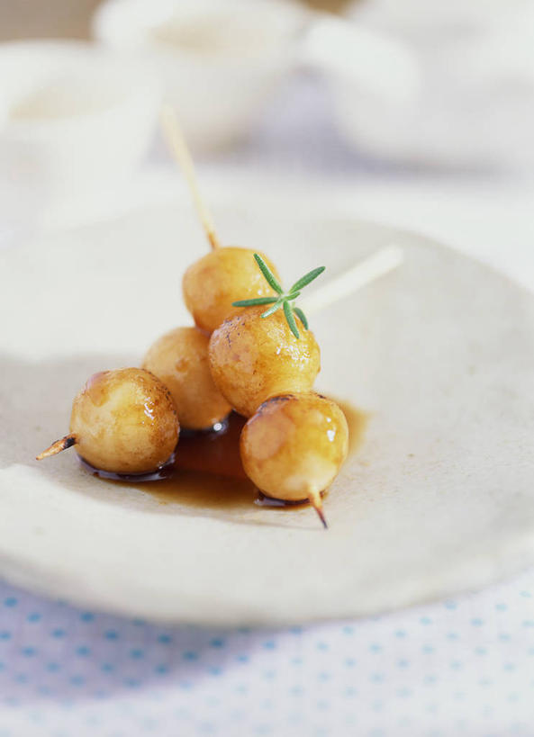 无人,竖图,俯视,室内,特写,白天,烹饪,餐桌,桌子,餐具,阴影,朦胧,模糊,反射,碟子,盘,影子,肉,日本料理,料理,食品,丸子,菜肴,美食,肉类,竹签,食物,一个,白色,盘子,碟,日式料理,日式,佳肴,单个,餐台,肉食,取食签,彩图,高角度拍摄