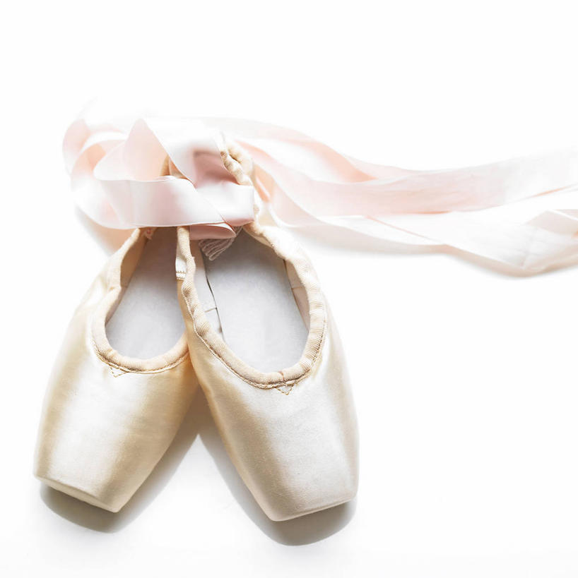 无人,竖图,俯视,室内,特写,白天,白色背景,静物,鞋子,一双,丝绸,丝带,缎带,绸带,摄影,影棚,舞鞋,芭蕾舞鞋,芭蕾鞋,足尖鞋,彩图,高角度拍摄,影棚拍摄,拍摄