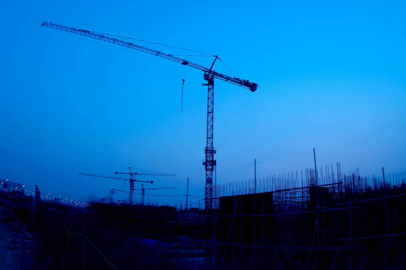 无人,横图,室外,白天,仰视,技术,建筑,阴影,光线,影子,支架,背光,设备,架子,脚手架,施工,蓝色,蓝天,天空,阳光,建筑工地,天,机械,起重机,晴朗,支撑,固定,工程,逆光,万里无云,地盘,建筑地盘,施工地盘,晴空,晴空万里,彩图,低角度拍摄,工地,稳固