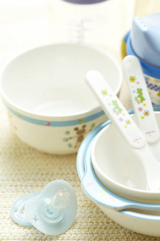 无人,竖图,俯视,室内,特写,白天,餐桌,桌子,静物,许多,阴影,反射,影子,勺子,陶瓷,陶瓷制品,很多,容器,调羹,汤匙,碗,餐台,奶嘴,婴儿用品,安抚,储藏,抚慰,储存,安抚奶嘴,彩图,高角度拍摄,贮存