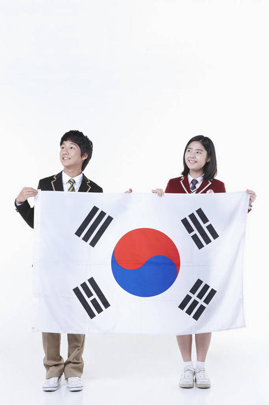东方人,两个人,伙伴,朋友,站,笑,微笑,露齿笑,竖图,室内,白天,白色背景,正面,制服,友谊,旗帜,国旗,亚洲,一面,握,服装,拿,拿着,扭头,注视,黄种人,观察,看,站着,转头,同学,校服,握着,摄影,影棚,观看,察看,校友,关注,学生服,同窗,学友,友情,男人,男性,年轻男性,年轻女性,女人,女性,亚洲人,旗,站立,彩图,全身,影棚拍摄,拍摄,韩国国旗,太极旗