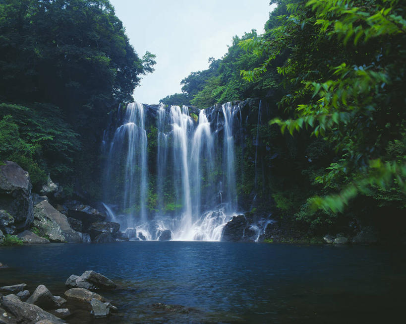 无人,横图,室外,白天,正面,旅游,度假,石头,美景,瀑布,树林,水,峡谷,植物,济州岛,韩国,亚洲,阴影,飞溅,溅,光线,石子,液体,影子,景观,水滴,山谷,娱乐,水珠,树,树木,蓝色,绿色,蓝天,天空,阳光,自然,天,享受,休闲,景色,放松,生长,晴朗,成长,岩层,喷洒,自然风光,东亚,万里无云,大韩民国,济州,济州道,济州特别自治道,特别自治道,跌水,石块,岩石,晴空,晴空万里,彩图
