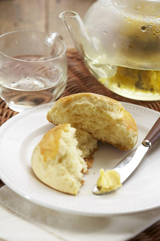 点心,面包,无人,竖图,俯视,室内,特写,白天,幸福,茶,杯子,餐具,玻璃,阴影,朦胧,模糊,反射,碟子,工具,壶,盘,影子,茶叶,食品,面点,刀具,娱乐,玻璃制品,水壶,食物,糕点,一个,盘子,餐巾,茶壶,容器,水杯,碟,刀,享受,休闲,温馨,放松,乐趣,单个,提神,舒适,餐刀,醒脑,保洁方巾,口布,茶杯,彩图,高角度拍摄,玉米面包