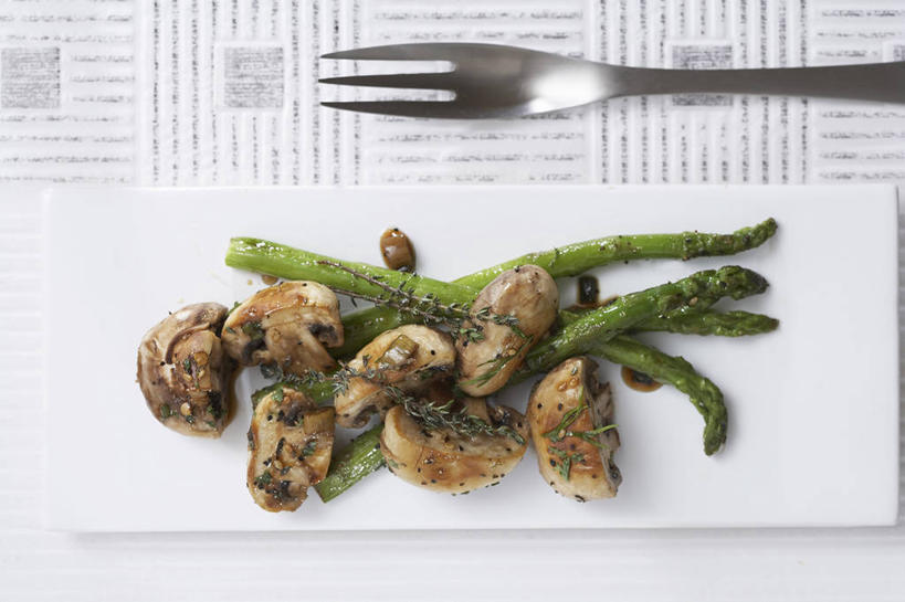 无人,横图,俯视,室内,特写,白天,餐桌,桌子,芦笋,蔬菜,餐具,金属制品,新鲜,金属,布料,叉子,碟子,盘,菌菇,绿芦笋,蘑菇,生食,蔬菜沙拉,沙拉,食品,菌类,布纹,色拉,沙律,桌布,食物,一个,白色,盘子,餐巾,碟,台布,食用菌,有机食品,绿色食品,单个,餐台,色拉酱,真菌,千岛酱,白蘑菇,洋蘑菇,餐叉,草腐菌,二孢蘑菇,双孢蘑菇,进餐用具,猪尾巴,药鸡豆子,石刁柏,蚂蚁杆,龙须菜,狼尾巴根,餐桌布,彩图,高角度拍摄