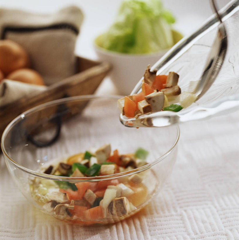 无人,交叉,竖图,俯视,室内,特写,白天,餐桌,桌子,竹子,蔬菜,玻璃,阴影,竹制,朦胧,模糊,新鲜,编织,反射,篮子,影子,陶瓷,菌菇,蘑菇,蛋,鸡蛋,生食,蔬菜沙拉,沙拉,食品,陶瓷制品,菌类,色拉,沙律,玻璃制品,食物,两个,白色,餐巾,容器,竹篮,碗,食用菌,有机食品,绿色食品,餐台,色拉酱,储藏,竹条,交织,竹制品,真菌,储存,千岛酱,白蘑菇,洋蘑菇,草鸡蛋,卵,草腐菌,二孢蘑菇,双孢蘑菇,穿插,保洁方巾,口布,彩图,高角度拍摄,本鸡蛋,笨鸡蛋,柴鸡蛋,山鸡蛋,土鸡蛋,贮存