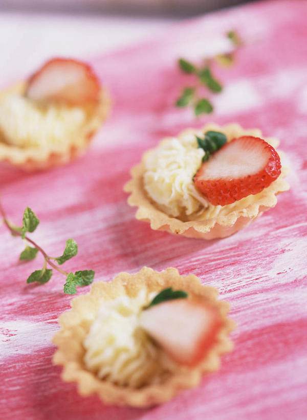 点心,无人,竖图,俯视,室内,特写,白天,下午茶,餐桌,桌子,草莓,浆果,水果,叶子,切开,阴影,朦胧,模糊,新鲜,反射,影子,生食,食品,果实,绿叶,蛋挞,食物,糕点,红色,奶油,切,嫩叶,有机食品,绿色食品,餐台,乳制品,剖面,切面,激凌,克林姆,淇淋,蛋塔,叶,叶片,洋莓,水果皇后,红莓,地莓,彩图,高角度拍摄,草莓蛋挞