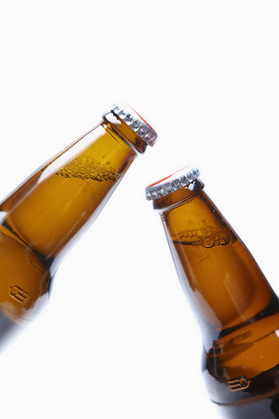 啤酒,无人,竖图,室内,特写,白天,白色背景,正面,两瓶,酒类,玻璃制品,酒,酒瓶,饮料,玻璃瓶,瓶子,啤酒瓶,摄影,影棚,彩图,影棚拍摄,拍摄