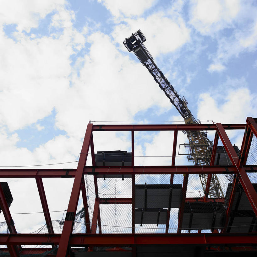 无人,竖图,室外,白天,仰视,技术,建筑,阴影,光线,影子,支架,云,云朵,云彩,设备,架子,脚手架,施工,蓝色,白云,蓝天,天空,阳光,建筑工地,天,机械,起重机,晴朗,支撑,固定,工程,地盘,建筑地盘,施工地盘,晴空,彩图,低角度拍摄,工地,稳固