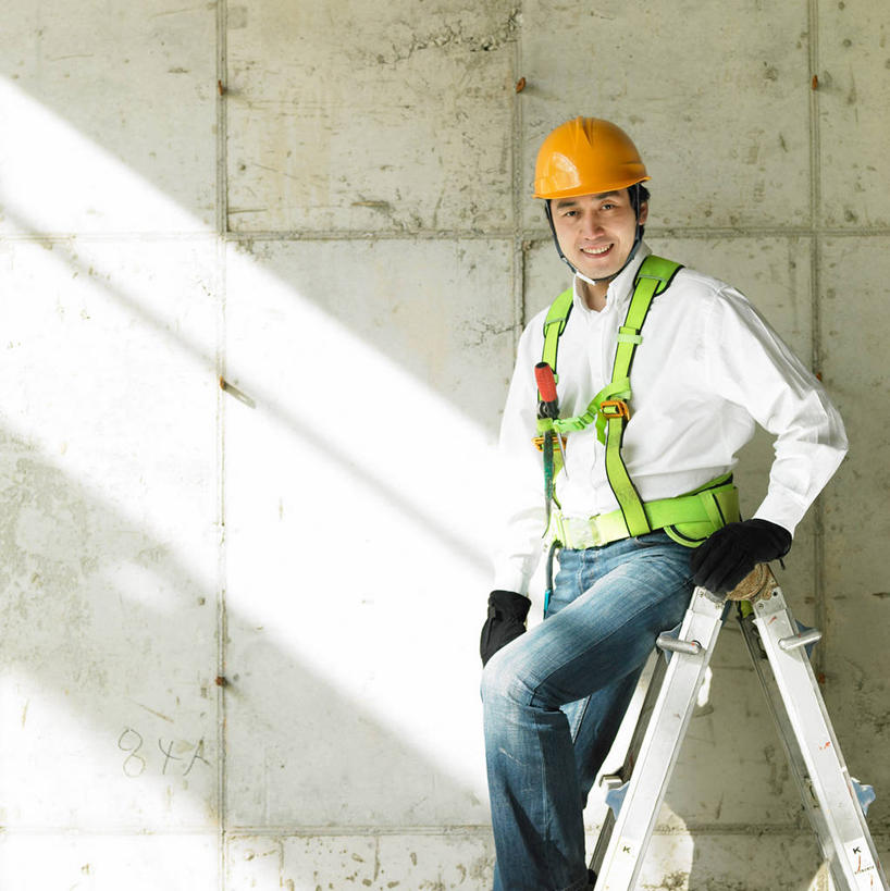 东方人,一个人,技术人员,坐,攀登,竖图,室内,白天,侧面,工作服,制服,帽子,亚洲,仅一个男性,仅一个人,仅一个中年男性,阴影,裤子,反射,梯子,头盔,影子,阶梯,墙,扭头,注视,牛仔裤,黄种人,墙壁,墙面,工人,安全帽,观察,看,转头,爬,观看,上升,察看,关注,人字梯,登高,工作制服,男人,男性,中年男性,亚洲人,员工,技术员,攀爬,坐着,半身,彩图,工作套服,安全服,反光背心,反光服,反光衣,匠人,劳动者,体力工,技工