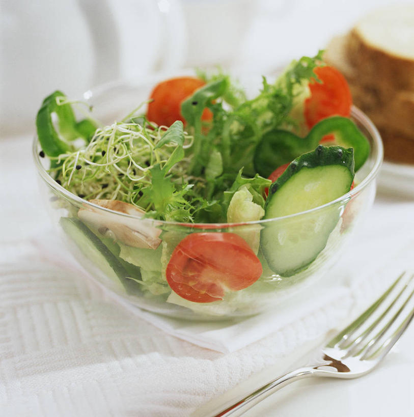 无人,竖图,俯视,室内,特写,白天,餐桌,桌子,黄瓜,蔬菜,西红柿,小番茄,餐具,玻璃,阴影,朦胧,模糊,新鲜,反射,叉子,影子,菌菇,蘑菇,生食,蔬菜沙拉,沙拉,食品,菌类,色拉,沙律,玻璃制品,食物,两个,白色,容器,碗,食用菌,有机食品,绿色食品,餐台,色拉酱,储藏,真菌,储存,千岛酱,白蘑菇,洋蘑菇,餐叉,草腐菌,二孢蘑菇,双孢蘑菇,小西红柿,樱桃小番茄,珍珠小番茄,进餐用具,樱桃番茄,圣女果,青瓜,胡瓜,番茄,彩图,高角度拍摄,贮存