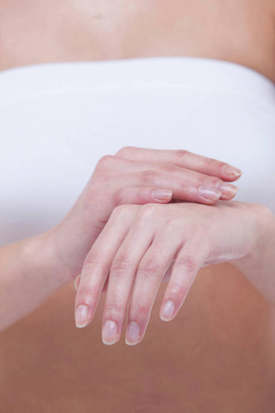 东方人,手,一个人,摸,竖图,室内,特写,白天,正面,亚洲,双手,仅一个年轻女性,仅一个女性,仅一个人,抚摸,服装,朦胧,模糊,黄种人,衣服,抹胸,手部,摄影,服饰,影棚,衣着,穿着,衣饰,露脐装,年轻女性,女人,女性,亚洲人,触摸,接触,半身,彩图,影棚拍摄,拍摄