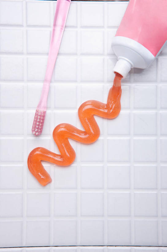 无人,横图,俯视,室内,特写,白天,桌面,桌子,静物,阴影,曲折,弯曲,反射,牙膏,牙刷,影子,灰色,日用品,清洁,橙色,蜿蜒,洗漱用品,卫生,特征,彩图,高角度拍摄