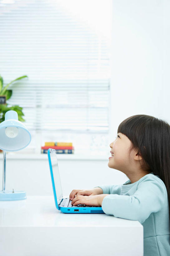 东方人,儿童,一个人,坐,笑,微笑,露齿笑,竖图,室内,白天,侧面,纯洁,电脑,笔记本电脑,植物,窗户,窗帘,台灯,照明,中国,亚洲,仅一个女性,仅一个人,阴影,服装,朦胧,模糊,装饰,光线,网络,盆栽,影子,墙,灯光,盆景,注视,休闲装,黄种人,通讯设备,拉萨,西藏,玻璃窗,墙壁,墙面,灯,一个,小孩,衣服,绿色,白色,自然,帘子,灯具,观察,看,仅一个小孩,休闲,休闲服,遮阳,可爱,童年,童趣,服饰,生长,单个,成长,观看,华丽,修饰,照亮,点缀,察看,无线,照明设备,关注,通信设备,无线网络,藏,无线上网,便携式电脑,童真,东亚,烂漫,无邪,西藏自治区,首府,中华人民共和国,西南地区,衬托,美观,雅致,雅观,拉萨市,达孜县,达孜,天真,手提电脑,女孩,女人,女性,亚洲人,孩子,抬头,仰头,坐着,半身,彩图,女生