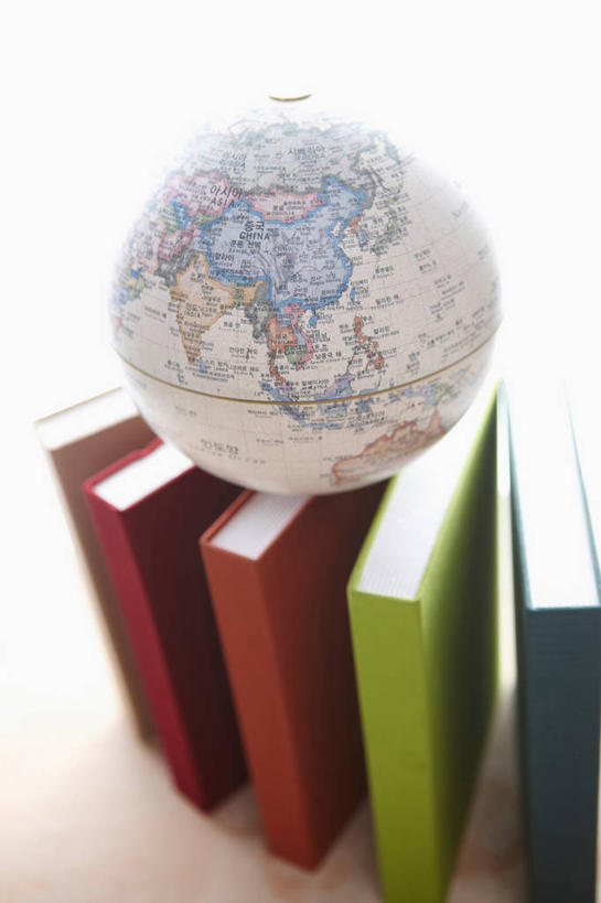 无人,竖图,俯视,室内,特写,白天,白色背景,仪器,海洋,静物,地图,书籍,阴影,反射,网格,地球仪,线条,影子,世界地图,地球,陆地,五本,全球,球,一个,经纬线,模型,书本,球体,摄影,地理,国家,影棚,单个,大陆,世界,纬线,版图,经线,经纬仪,地理学,书,图书,彩图,高角度拍摄,影棚拍摄,拍摄,大洋,大洲