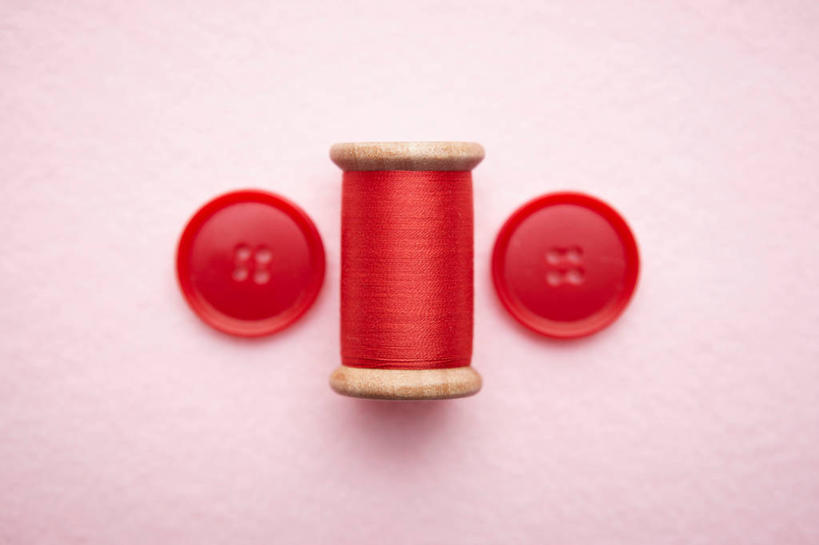 无人,横图,俯视,室内,特写,白天,静物,阴影,粉色背景,反射,线,影子,纽扣,两个,红色,摄影,影棚,钮扣,线轴,彩图,高角度拍摄,影棚拍摄,拍摄