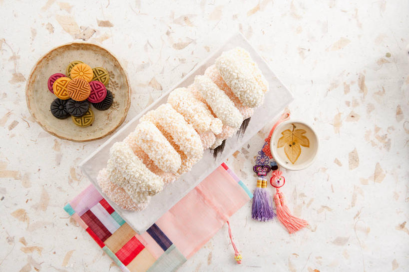 点心,无人,横图,俯视,室内,特写,白天,餐桌,桌子,餐具,叶子,玉,一堆,许多,阴影,堆叠,堆积,反射,布料,雕刻,碟子,盘,影子,食品,甜点,甜品,枫叶,枯叶,落叶,很多,布纹,桌布,食物,糕点,黄色,红色,盘子,餐巾,碟,台布,甜食,摄影,奢侈品,玉雕,影棚,餐台,枫树叶,堆,玉器,贵重,珍贵,玉石,玉佩,宝贵,叶,叶片,餐桌布,彩图,高角度拍摄,影棚拍摄,拍摄